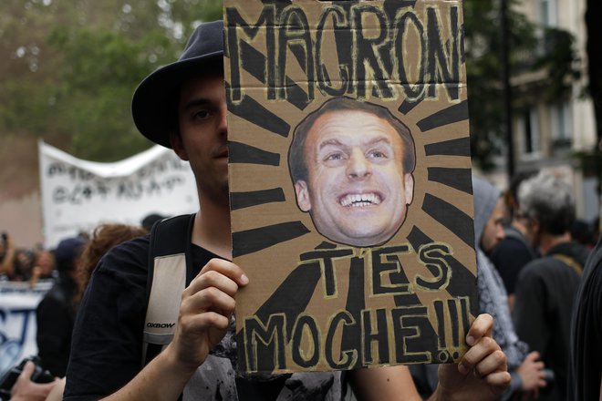 Macron, grd si, sporoča protestnik francoskemu predsedniku. FOTO:&nbsp;Francois Mori/AP