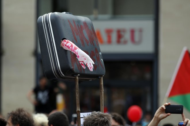 Kovček, na katerem piše: Macron me je ubil.
