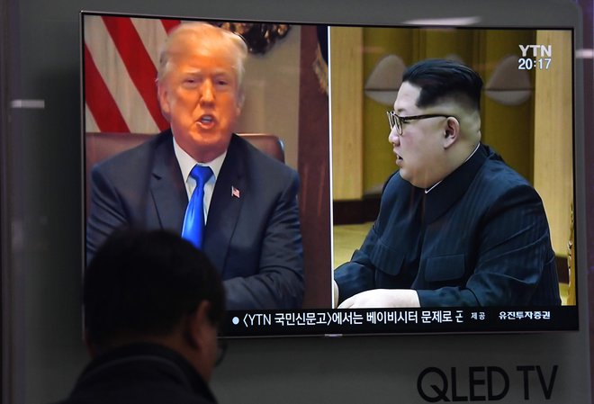 Po tem, ko je v četrtek Trump odpovedal srečanje, se voditelja spet zbližujeta. FOTO: Jung Yeon-Je/AFP