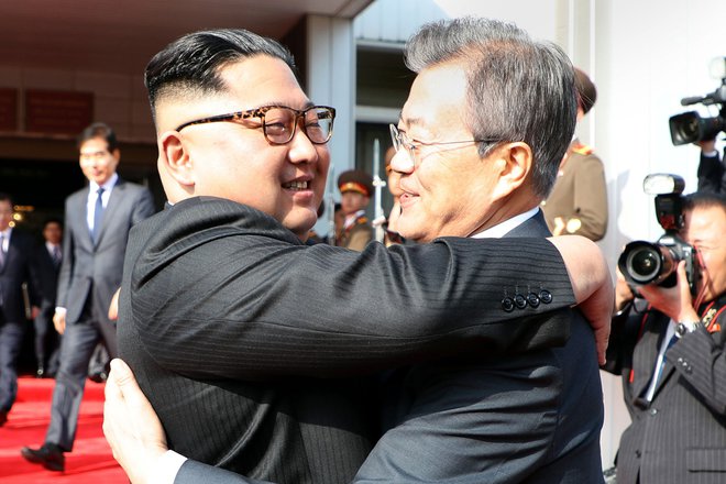 Koreji preučujeta, kako bi s pomočjo ZDA uradno končali vojno. FOTO: AFP