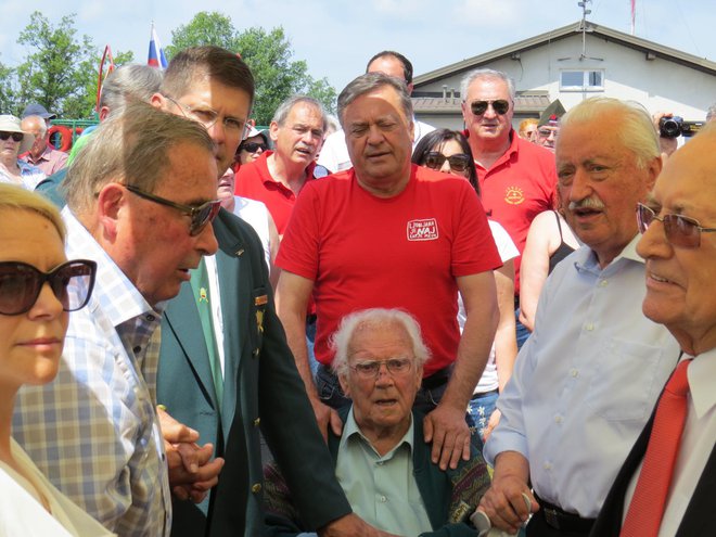 Zoran Janković s svojimi somišljeniki med prepevanjem neuradne ljubljanske himne Hej, brigade. FOTO: Bojan Rajšek/Delo