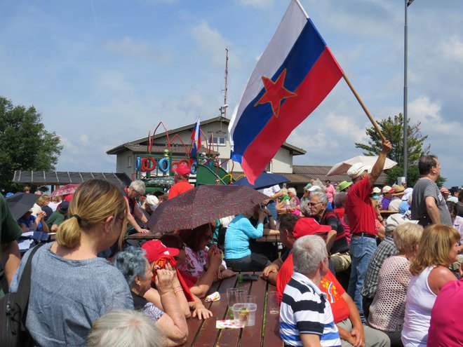 Partizanska slovesnost na Jančah, kjer nikogar ni motila rdeča zvezda. FOTO: Bojan Rajšek/Delo