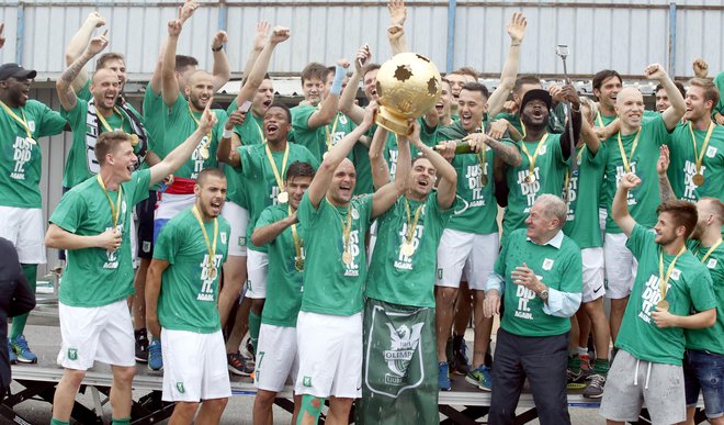 Zeleno-beli nogometaši s predsednikom Milanom Mandarićem so si po osvojitvi prvenstva dali duška.<br />
Foto Roman Šipić/Delo