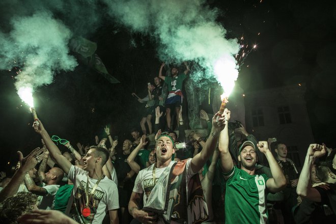 Slavje navijačev in nogometašev Olimpije na Prešernovem trgu v Ljubljani.