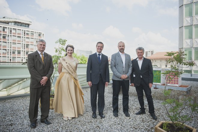 Marjan Marolt, SKB čebelar, Mateja Šoštarič, medena kraljica, Andre Gardella, glavni izvršni direktor SKB, Gorazd Trušnovec iz Društva Urbani čebelar in prof. Janez Koželj, podžupan Mestne občine Ljubljana, ob urbanem čebelnjaku na terasi poslovne stavbe 