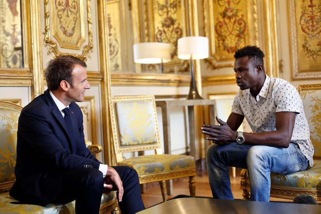 Francoski predsednik Emmanuel Macron in Mamoudou Gassama FOTO: Pool/Reuters
