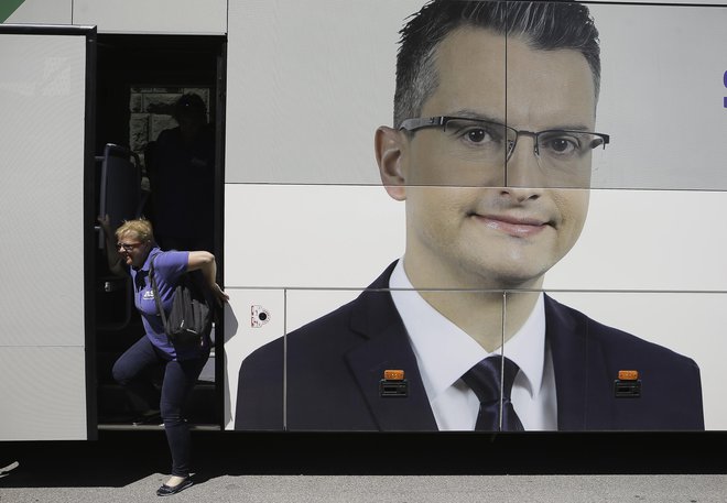 Z avtobusom s Šarčevo podobo bodo kandidati LMŠ do konca kampanje prevozili okoli 6500 kilometrov. FOTO: Jože Suhadolnik/Delo