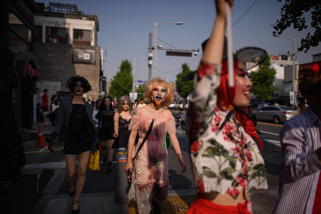 V Seulu je prvič potekala parada istospolno usmerjenih, ki se oblačijo v ženske (drag queen), kar je za konservativno državo, kot je Južna Koreja, majhen, vendar pomemben korak, ko gre za spol in spolnost. FOTO: Ed Jones/AFP