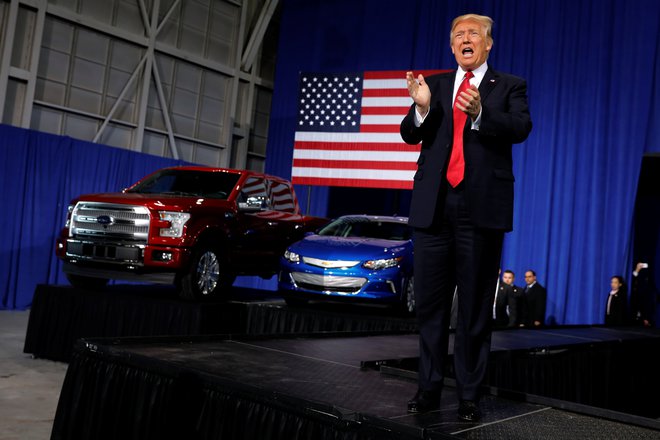 Svetovalci so do zdaj odvračali Trumpa od carin na avtomobile. FOTO: Jonathan Ernst/Reuters
