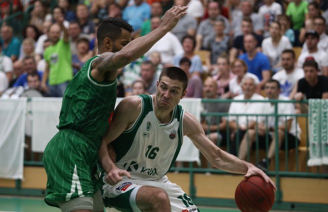 Marko Jošilo (z žogo) in Devin Oliver (levo) sta statistično najbolje ocenjena igralca v finalu DP.<br />
Foto: Jože Suhadolnik