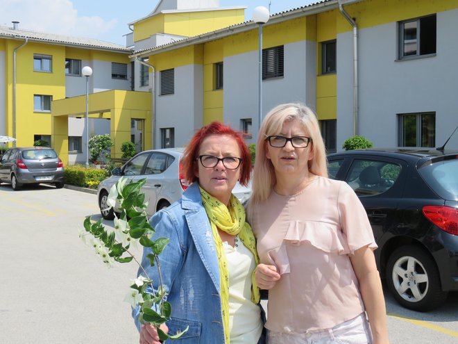 Nataša Malnar, predsednica sindikata zdravstva in socialnega skrbstva doma upokojencev Kranj (levo), in Eva Kovačec, zaposlena v domu, ki je tudi prejela opozorilo pred odpovedjo delovnega razmerja. FOTO: Blaž Račič/Delo