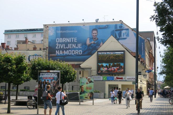 Z novim OPN MOL bo občina omejila velikanske jumbo in druge reklamne panoje velikih dimenzij, saj predstavljajo smetenje mesta. FOTO: Janez Petkovšek