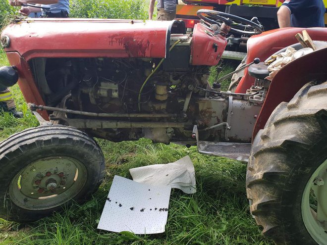 Za posledicami nesreče, ki se je danes pripetila na območju Gornje Radgone, je umrl 65-letni traktorist. FOTO: Pgd Gornja Radgona