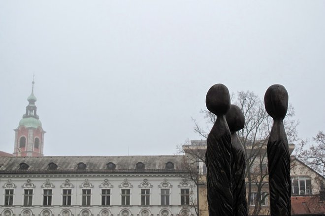 Spomenik ženskim demonstracijam proti fašističnemu nasilju poleti 1943 Edvarda Ravnikarja iz leta 1953 so leta 2010 nadomestili s skulpturo Dragice Čadež na Pogačarjevem trgu. FOTO: spomeniki.blogspot.si