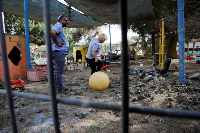 En izstrelek je eksplodiral blizu vrtca, v katerem pa takrat ni bilo otrok. FOTO: Reuters
