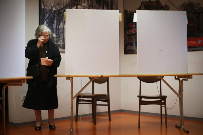 Bolni, ki na volilni dan ne zmorejo do volišča, lahko glas oddajo na svojem domačem naslovu. Foto: Jure Eržen/Delo