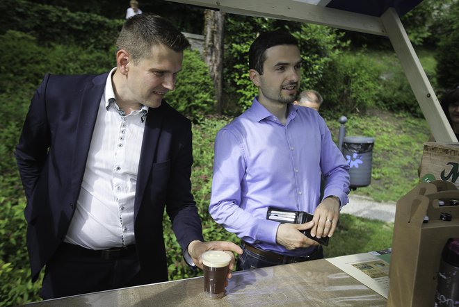 Alkohola prvak NSi ni poskusil do 26-tega leta, tudi tokrat je pivo samo plačal. FOTO: Jože Suhadolnik
