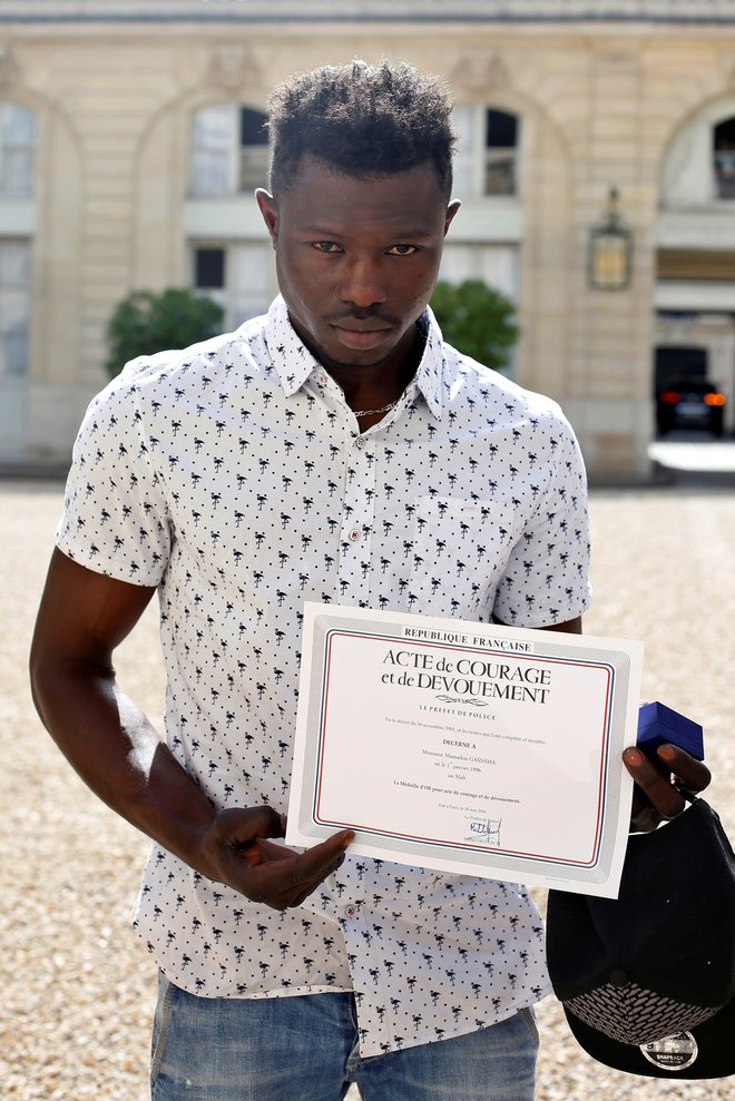 Mamoudou Gassama je od francoskega predsednika prejel tudi medaljo za pogum FOTO: Reuters
