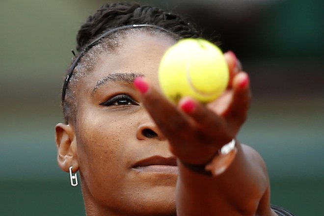Serena Williams uvodoma ni oddala niza. Foto Michel Euler/AP