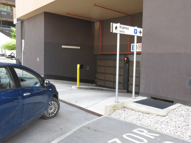 Obiskovalci nove knjižnice v Radovljici v garažni hiši še ne morejo parkirati. FOTO: Blaž Račič/Delo