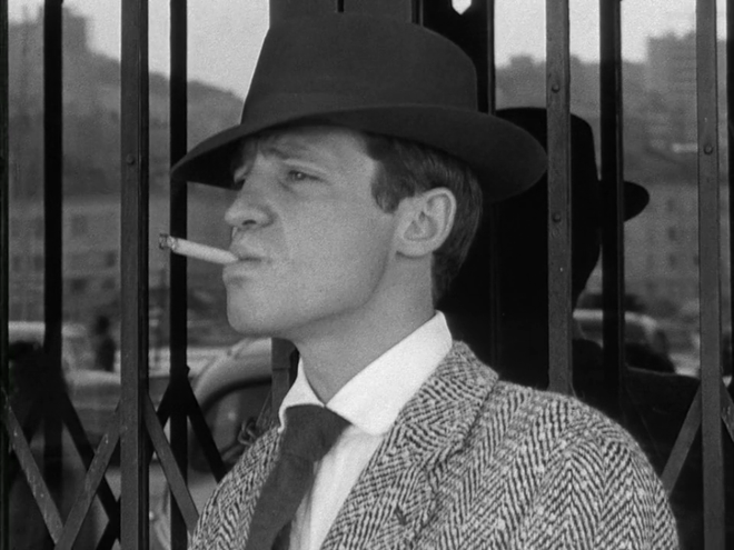 Jean-Paul Belmondo je v Godardovem filmu <em>Do zadnjega diha</em> redko brez cigarete. FOTO Promocijsko gradivo