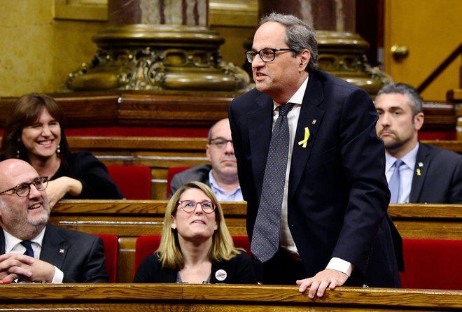 Torra, ki si prizadeva za neodvisnost Katalonije, je v torek zvečer naredil korak nazaj in objavil nov dekret o imenovanju regionalne vlade 13 ministrov, med katerimi sporne četverice ni. FOTO: Lluis Gene/AFP