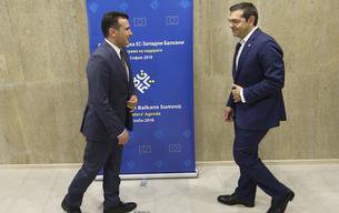 Makedonski premier Zoran Zaev in njegov grški kolega Aleksis Cipras na težki poti do rešitve spora. FOTO: Stoyan Nenov/Reuters