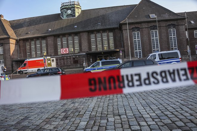 Širše območje železniške postaje v mestu ob meji z Dansko so po napadu zaprli za javnost, še navaja dpa.&nbsp;FOTO: AP