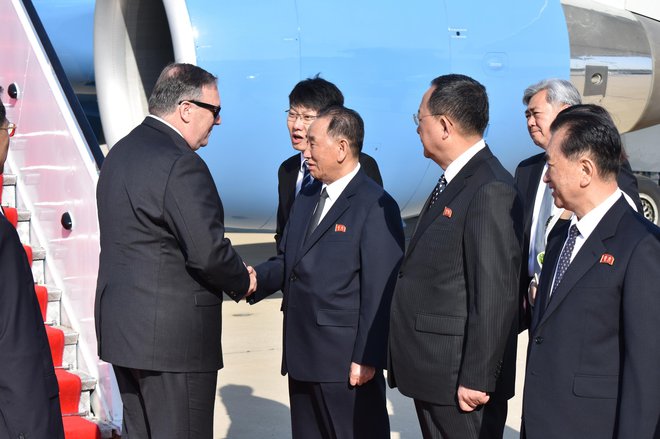 Mike Pompeo se je z Kim Jong Čolom srečal že, ko je bil v začetku maja v Severni Koreji.&nbsp;FOTO: Matthew Lee/AP