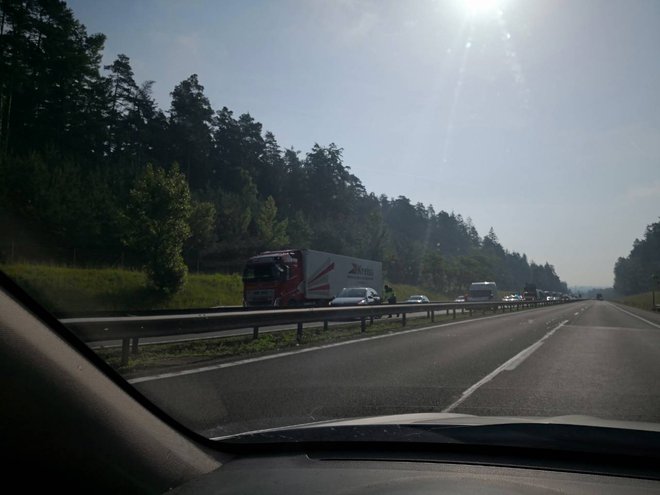 Na štajerski avtocesti je zjutraj pri Vranskem nastal dolg zastoj, potem se je promet sprostil. FOTO Bralec