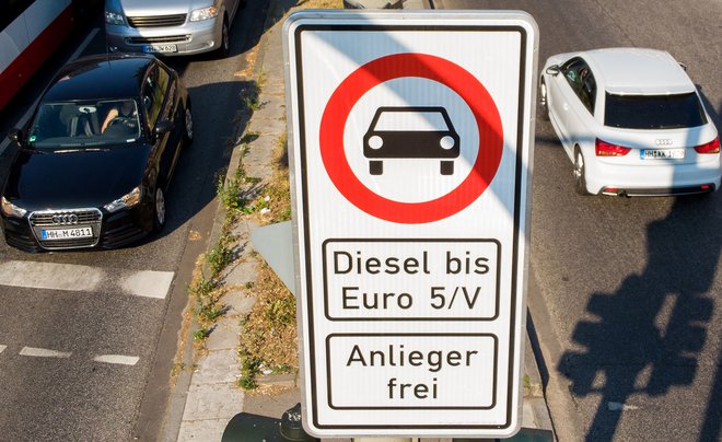Prepoved za starejša dizelska vozila od danes velja na 1,6 kilometra dolgi prometnici Stresemannstrasse v okrožju Altona ter na 580 metrov dolgi cesti Max-Brauer-Allee.&nbsp;FOTO: AFP
