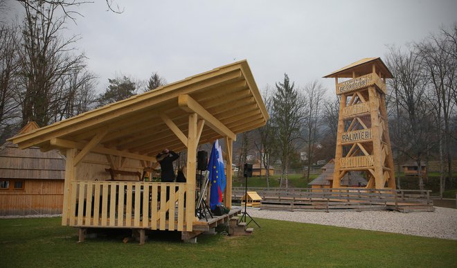 Razgledni stolp je brez upravnega dovoljenja. FOTO: Jože Suhadolnik/Delo