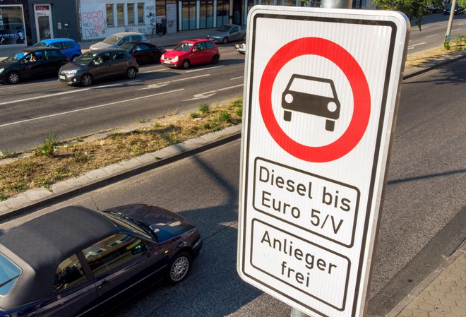 Prometni znak na hamburški aveniji Max Brauer, ki prepoveduje promet avtomobilom z dizelskim motorjem.<br />
Foto&nbsp;Daniel Bockwoldt/ AFP