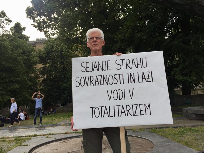 Protestnik s transparentom proti sejanju strahu in sovražnosti. FOTO: Voranc Vogel/Delo