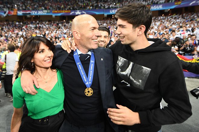 Takole se je 26. maja v Kijevu Zinedine Zidane veselil tretje zaporedne lovorike v ligi prvakov s soprogo Veronico in sinom Theom. Foto AFP