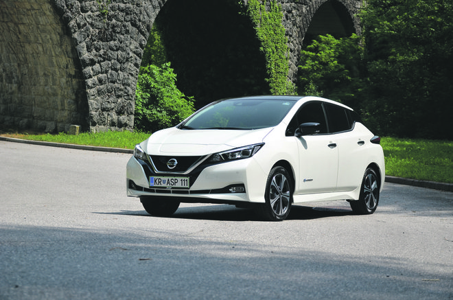 Nissan leaf je verjetno najpomembnejša električna avtomobilska novost tega leta v Sloveniji. FOTO: Gašper Boncelj