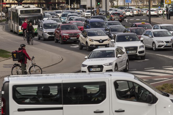 Osebni avtomobili izpustijo dve tretjini emisij prometa.