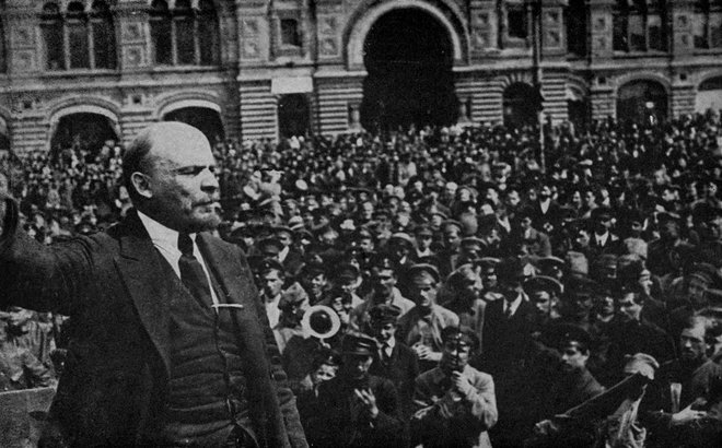 Lenin leta 1919 nagovarja množico. FOTO: Fotodokumentacija Dela