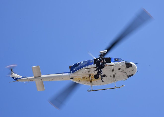 Poleti s policijskim helikopterjem maja, junija in septembra 2016 naj bi bili protiusluga za operativni poseg mimo čakalne vrste. FOTO: Oste Bakal