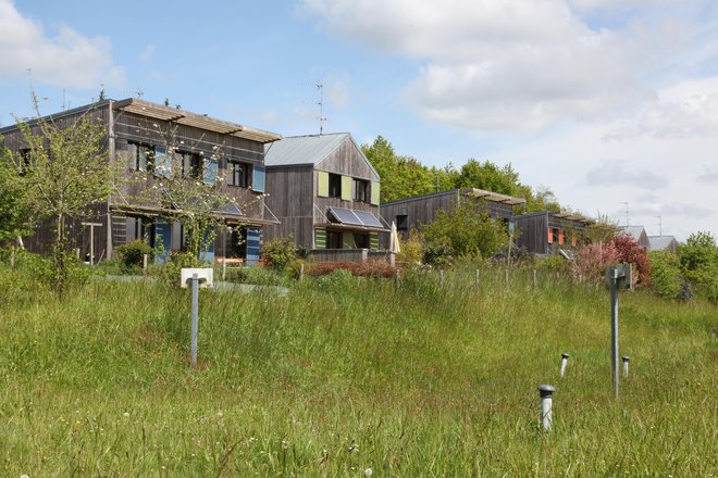 Trajnostne socialne lesene hiše so opremljene s solarnimi paneli. FOTO: Mathilde Golla