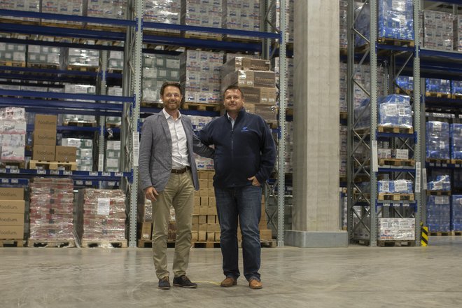 Aleš in Franc Erčulj, uprava podjetja Frigologo, v novem skladišču v Komendi. FOTO: Voranc Vogel/Delo