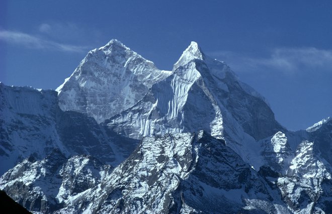Nepalske ekspedicijske skupine odgovarjajo, da se tujci vedejo, kakor da je Mount Everest njihova kolonija, zato jih motijo tekmeci iz Nepala. FOTO: Guliver