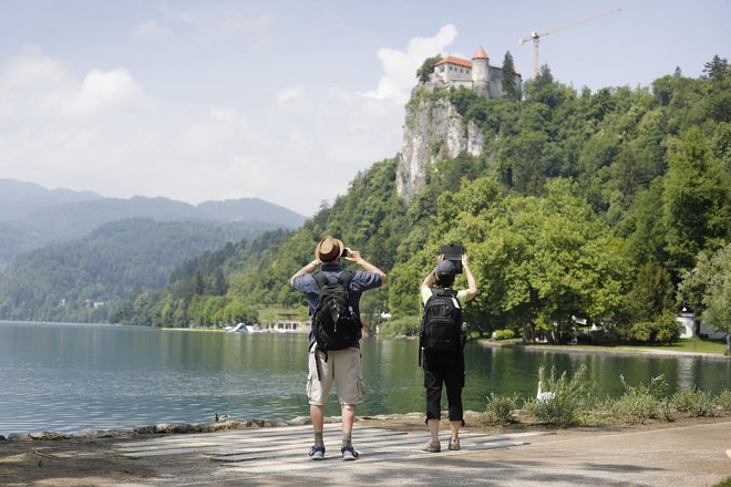 Obiskovalec po njihovem mnenju ne sme zamuditi niti obiska slovenskega bisera z otočkom sredi jezera, Bleda. FOTO: Leon Vidic/Delo