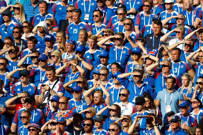 Islandski navijači so dočakali še en senzacionalen rezultat svojih ljubljencev. Foto Kai Pfaffenbach Reuters