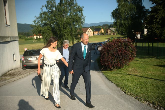 Janez Janša s soprogo Urško pred voliščem v Šentilju FOTO: Jure Eržen/Delo