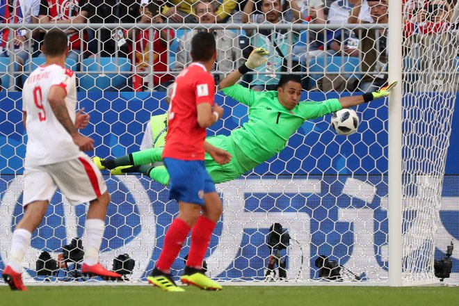 Keylor Navas je bil nemočen zgolj ob tem poskusu Aleksandra Kolarova. Foto Pilar Olivares/Reuters