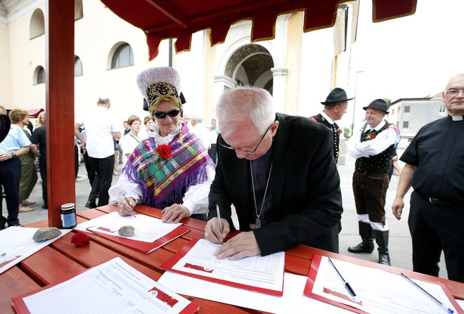 Nadškof Stanislav Zore je s podpisom izrazil nasprotovanje nameri ljubljanske občine. FOTO: Matej Družnik
