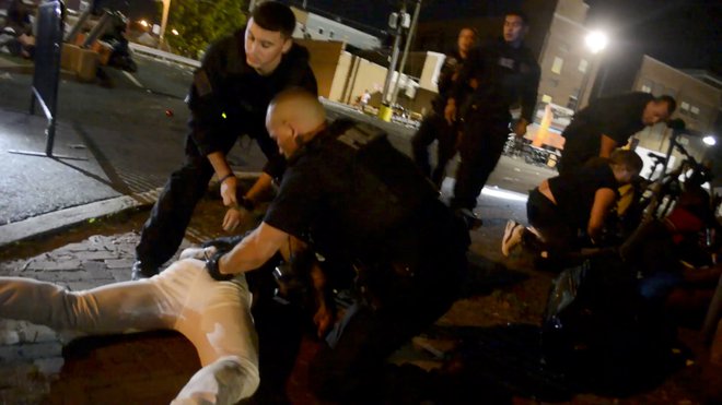 Policisti so po streljanju aretirali več ljudi. FOTO: Reuters