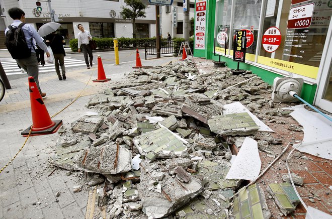 Strokovnjaki svarijo pred novim potresom. FOTO: Josuke Mizuno/AP
