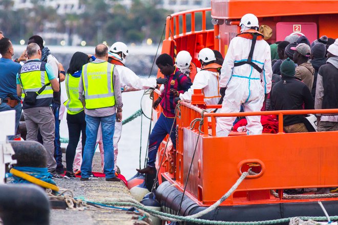 Humanitarna ladja Aquarius je konec prejšnjega tedna pred libijsko obalo rešila 630 prebežnikov, katerih sprejem sta zavrnili tako Italija kot Malta. Ladjo je nato sprejela Španija. Foto Reuters